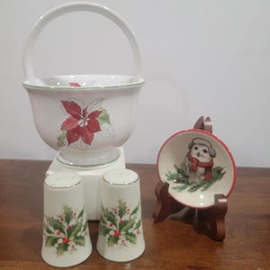 Vintage Block Bernarda Watercolors Poinsettia Basket 1982 Portugalia Mary Goertzen Holly Berry Solniczka i pieprzniczka Mini talerzyk Christmas Owl