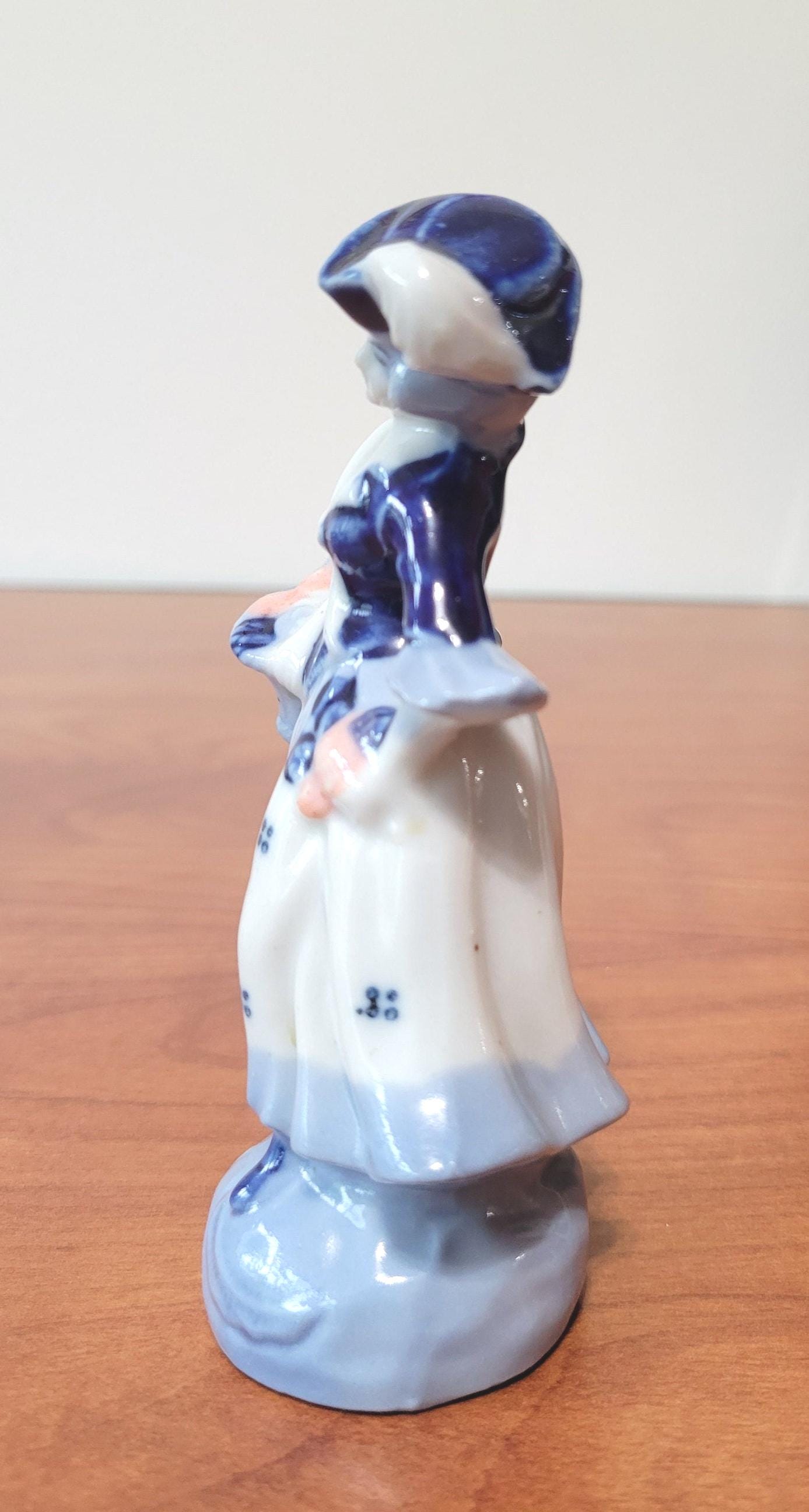 青白い陶器の女性フィギュア 青白い陶器の女性フィギュア Vintage Porcelain Figurine: Blue