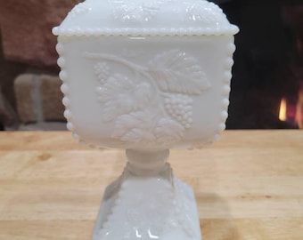 Compotera de vidrio opalino Westmoreland, bombonera con forma de uva decorada con cuentas y tapa.