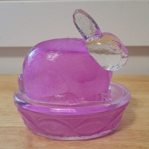 Wunderschöne Valerie Nesting Osterhase Kaninchen Purple Glass Covered Dish im Jahr 2001 hergestellt