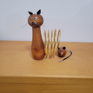 Figura de gatito de madera de teca vintage de mediados de siglo, estilo moderno japonés, con un ratón como amigo, porta cartas, colección de gatitos kitsch.