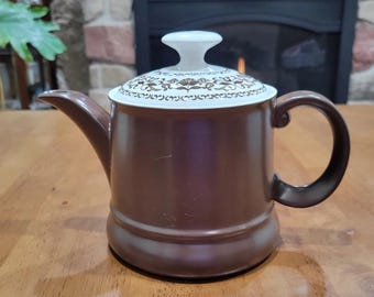 Tetera o cafetera de cerámica modelo "Wellesley" de Enoch Wood & Sons, color marrón oscuro.