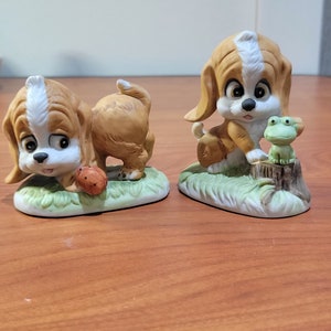 Pareja de cachorros antiguos de Lefton, cachorros de dibujos animados, ojos de cachorro, con mariquita y rana