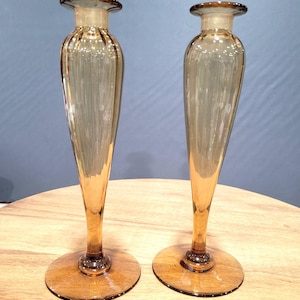 Set vintage di due vasi alti in vetro ambrato a coste, portacandele, flaconi per profumo con base a piedistallo