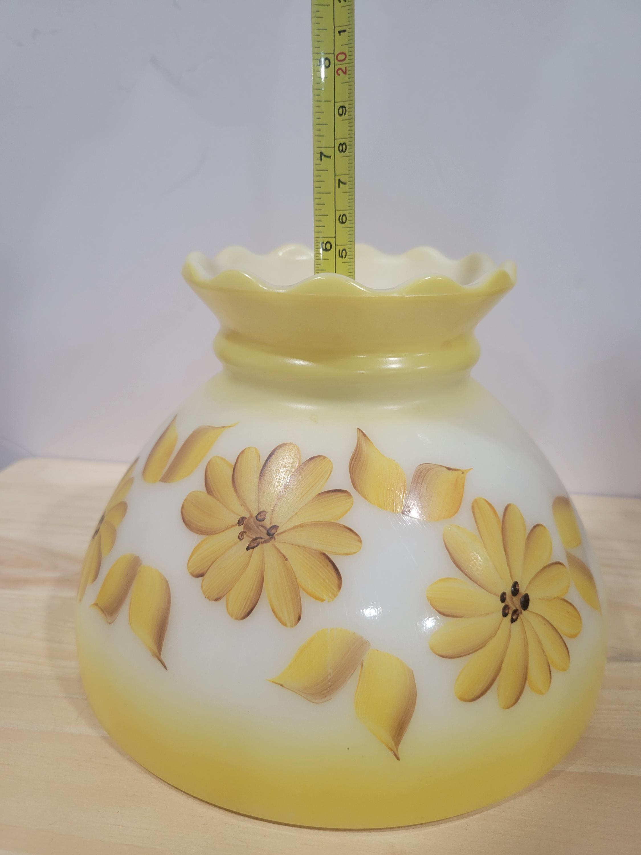 ランプシェイドのみ：アンティーク 玉虫黄色&翠&乳白&桜 ファブリル系虹彩ガラス Vintage Milk Glass Hurricane Lamp Shade, Yellow Daisy Floral, 8