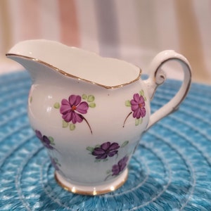 Vintage Royal Standard Bone China miniatuurroomkan, Engeland, paars viooltje of viooltjes met groene bladeren