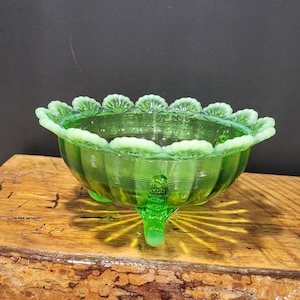 Cuenco Klondyke Eye Winker Edge Scroll Berry con borde festoneado, color verde ópalo, de Mosser Glass (Ohio, EE. UU.). En perfecto estado.