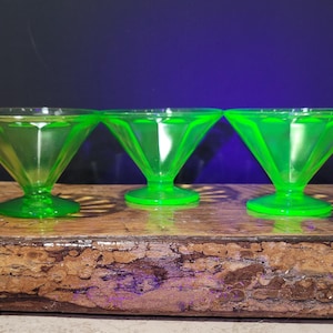 Vintage uraniumglas vaselineglas lage sorbet champagne panelen optiek op voet FEG6 by Federal Glass Set van 3 glazen gloeit onder UV-licht