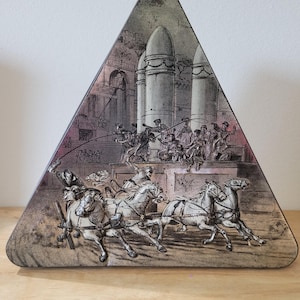 Figura de gladiador romano de metal con bisagras triangulares vintage con caballo de hojalata