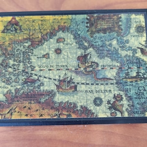 Vintage Zigarettendose Bakelit mit Metall Klappdeckel Karte der Welt Seeschlangen Drachen Made in Japan