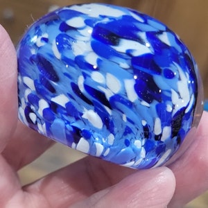 美しいアートガラスペーパーウェイト ロイヤルブルーとホワイト