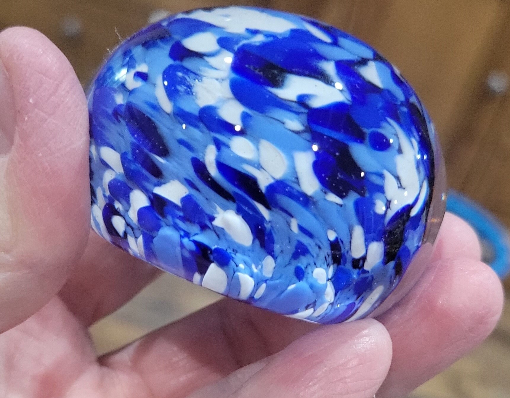 美しいアートガラスペーパーウェイト ロイヤルブルーとホワイト