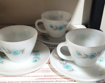 Juego de taza de té y platillo vintage Fire King Bonnie con diseño floral azul (3)