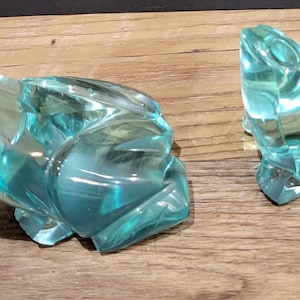 Cut Glass Sculptured Aqua Green Paperweight Frog Pair, Big and Small Very Modern Cut