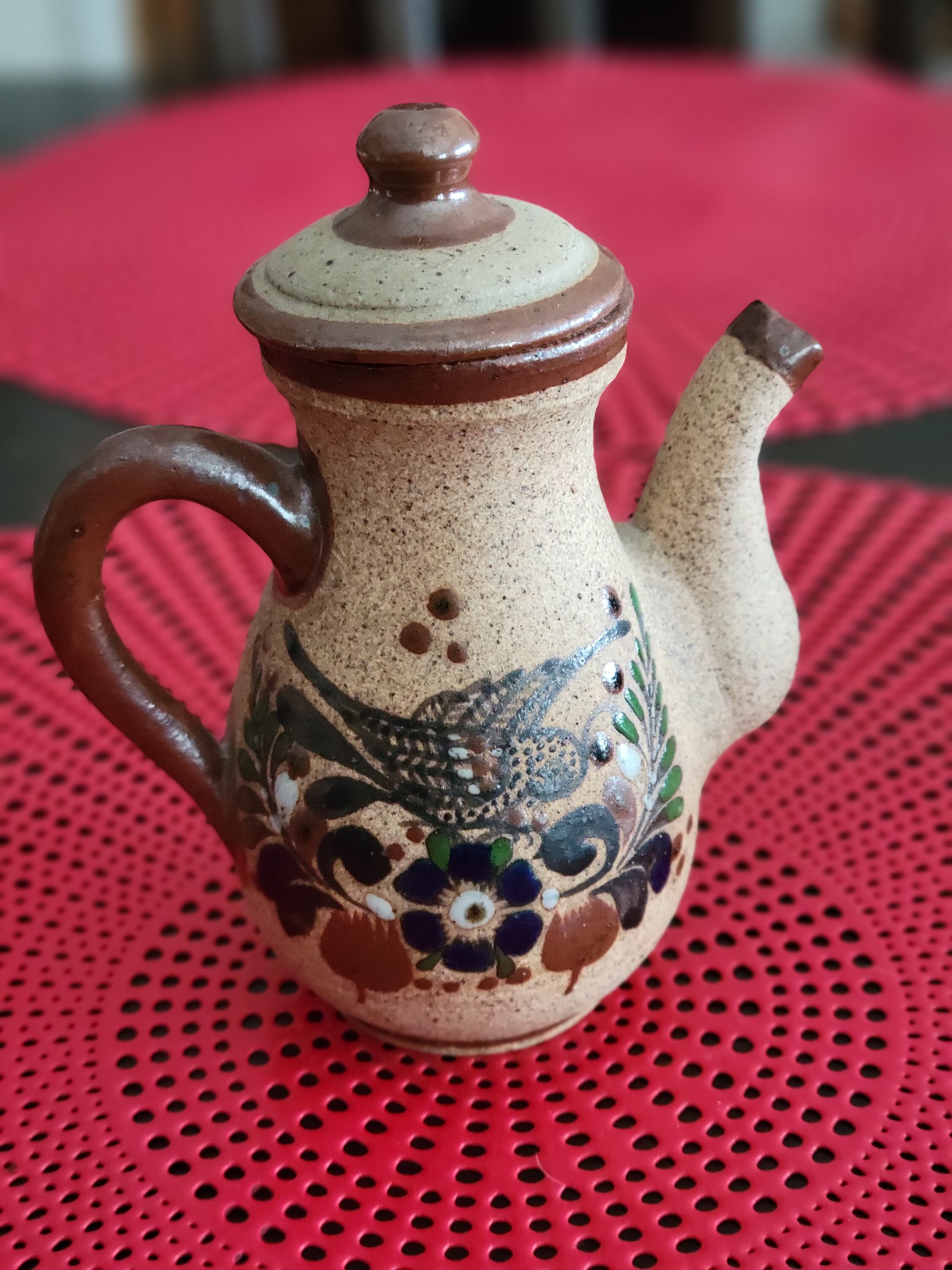 骨董品　石？陶器？ティーポット 自然デザイン Netzi のメキシコ陶器の小さなティーポット。底にサインが入っています