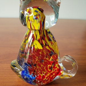 Vintage mundgeblasene Glas Kitty Cat Briefbeschwerer mit einem mehrfarbigen Design im Inneren Perfekte Cat Lady Geschenkidee