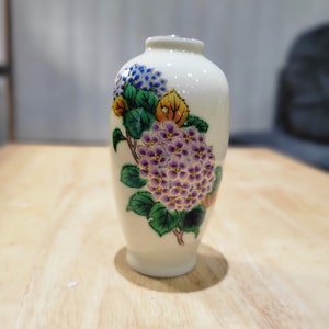 Vintage HOMCO Small Bud Vase - Made in Japan, Beautiful Floral Design Set of 2