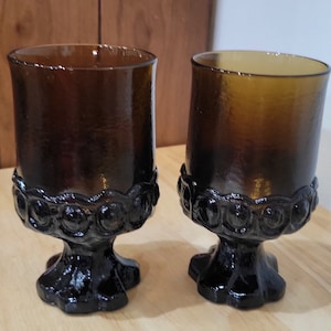 Vintage Dark Brown Smoke Madeira Goblets marki Tiffin Franciscan &quot;Madeira&quot; Zestaw dwóch szklanek do wody o wysokości 5,5 cala Około lat 70.