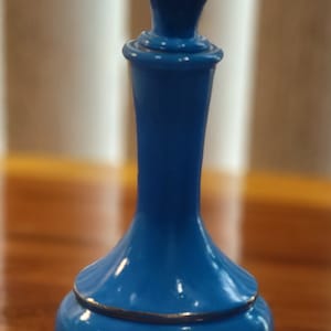 Vintage Blaue AVON Parfüm Flasche Royal Vase Köln Dekanter Brokat Vintage 1960er Jahre mit Stopfen und Goldrand, Sammler Parfüm Flasche