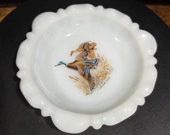Cenicero Fire King de cristal opalino con diseño de ánade real en vuelo, colección MCM de aves de caza.