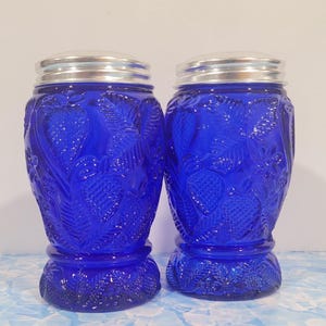 Altmodische große Kobalt-Blau geprägte Glas-Erdbeer- und Blumen-Salz- & Pfefferstreuer mit silbernen Farboberteilen