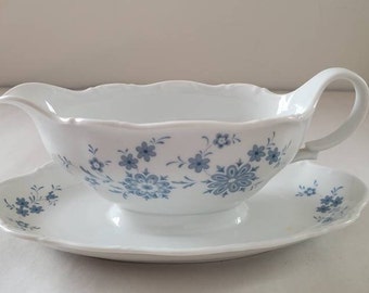 Beautiful Gravy Boat Sauce Server with Attached Underplate, Feldman Weiden Bavaria, West Germany