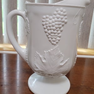 Vintage Indiana Colony melkglas ondoorzichtige witte oogstdruif op voet 64 ounce