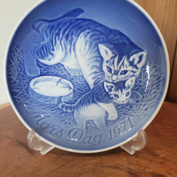 Vintage 1971 B & G COPENHAGEN Porcelain Mother's Day Blue Mama Cat and Kitten 6" Plate