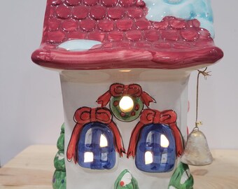 イルミネーションのクリスマスビレッジ教会、陶器のホリデー