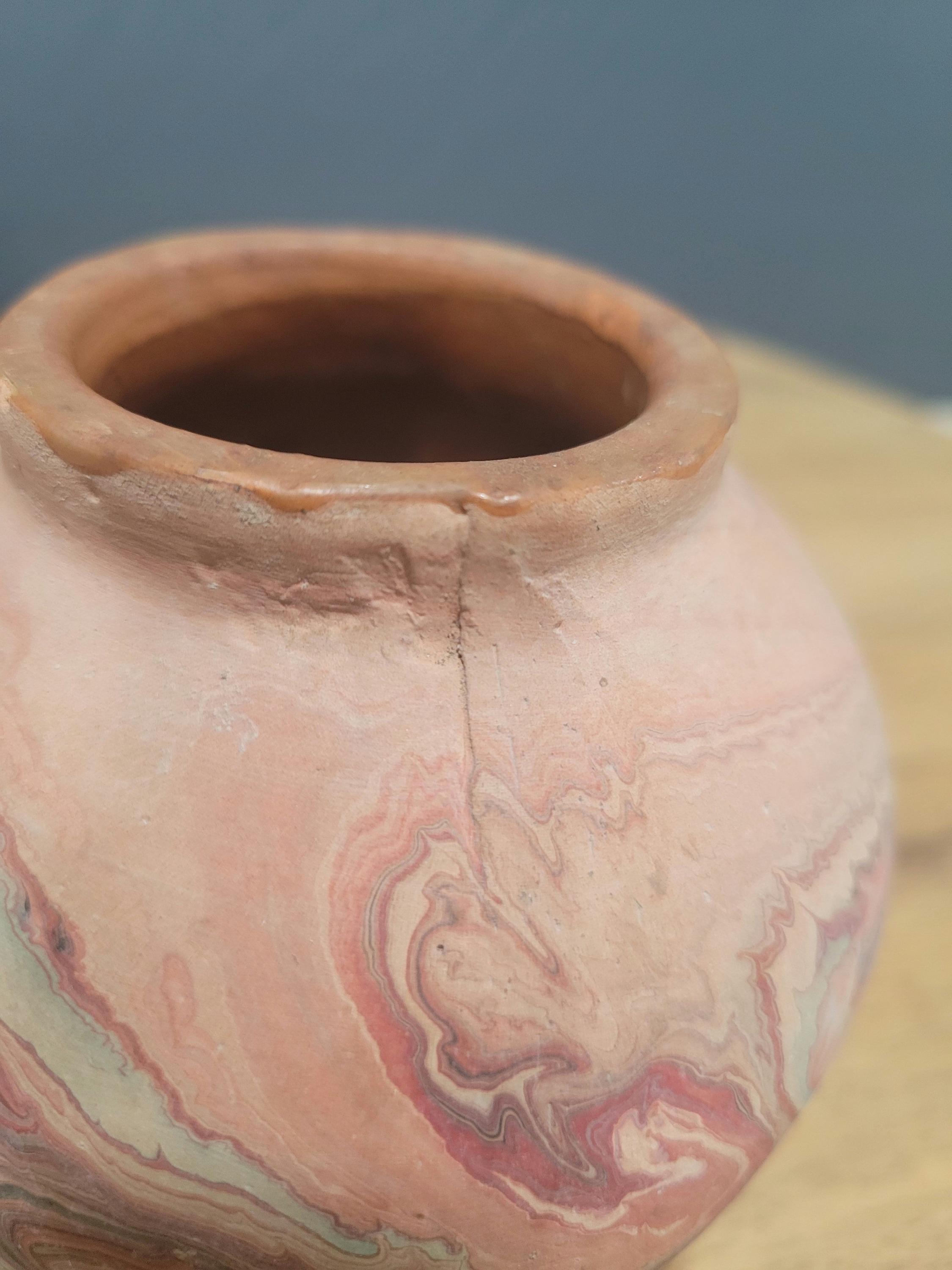 工芸品 Indian handmade pottery Image of The showcase of handmade ceramic pottery in a