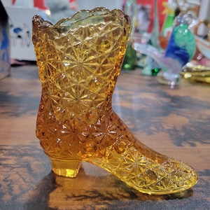 Vintage Amber GlassFenton Tall Shoe Daisy and Button pattern Collectable Shoe in Excellent condition