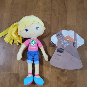 Girl Scouts Doll und Zinn für Ihre Abzeichen und Andenken, Freundschaftspuppe Chloe und Sammlerdose