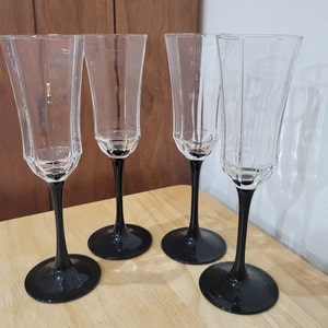 Franse achthoekige champagneglazen uit de jaren 80 op zwarte stelen van Luminarc-set van vier, perfect om cadeau te geven, champagneglazen