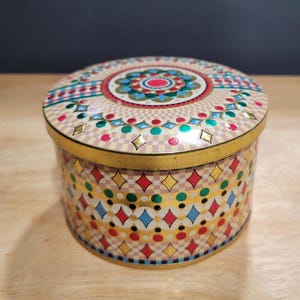 Contenedor de caja redonda de metal vintage fabricado en Bélgica, lata con tapa, diamantes y puntos, latas decoradas Daher Bélgica