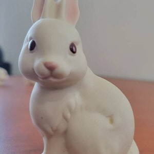 Juego de tres conejitos, mamá y dos bebés, canasta de Pascua, decoración de primavera. ¡En perfecto estado!