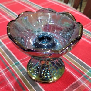 Candelabro vintage de una sola luz de Colony, candelabro azul iridiscente con patrón de cosecha de uva, vidrio de carnaval.