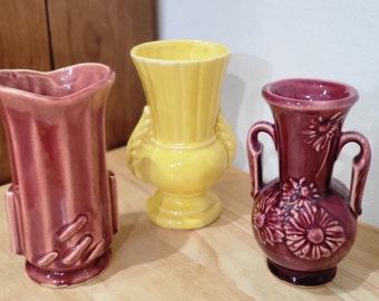 Vintage McCoy Pottery Vasen, wählen Sie aus Dusty Rose, Burgundy oder Yellow, hergestellt in den USA, ca. 1940er und 50er Jahre