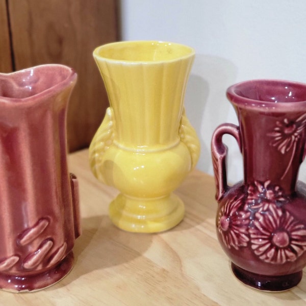 Vintage McCoy Pottery Vasen, wählen Sie aus Dusty Rose, Burgundy oder Yellow, hergestellt in den USA, ca. 1940er und 50er Jahre