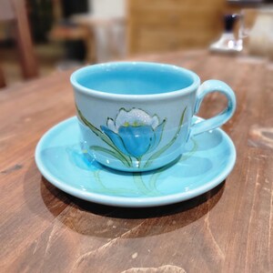 Vintage koffie- of theekop en schotel, Vernon-Ware, van Metlox Gemaakt in Californië, VS Aquablauw met mooie bloem op kop en schotel
