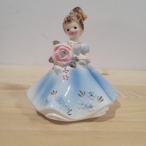 Vintage Josef Originals Geburtstagsmonat Juni Diamant Blaues Kleid Junges Mädchen Figur Braunes Haar in Pferdeschwanz Auf der Unterseite markiert