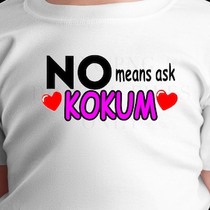 Può includere: Maglietta bianca con testo nero che dice "NO means ask KOKUM" con cuori rossi su entrambi i lati della parola "KOKUM". Il testo è in grassetto. La maglietta ha anche il testo "SVG | PNG DIGITAL FILES ONLY" in nero in basso.