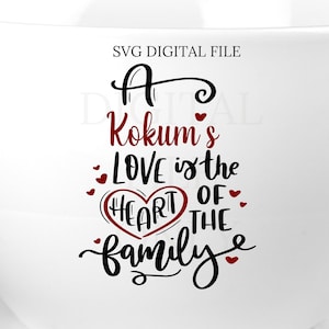 Può includere: Una tazza da caffè bianca con un design nero e rosso che dice "A Kokum's love is the heart of the family".