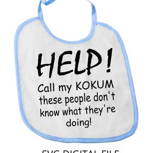 Può includere: Un bavaglino bianco per neonato con un bordo blu chiaro e un messaggio che dice "HELP! Call my KOKUM these people don't know what they're doing!" Il bavaglino ha un nastro blu chiaro legato intorno al collo.