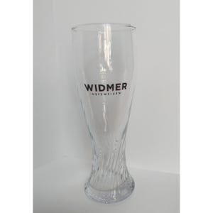 Puede incluir: Un vaso de cerveza alto y transparente con la palabra "WIDMER" impresa en negro. El vaso tiene un diseño texturizado y arremolinado en la base y está etiquetado "HEFEWEIZEN".