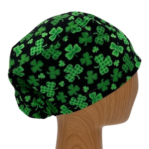カスタムスクラブキャップ セントパトリックスデー シャムロック、パーソナライズされたユーロスタイル スプリングサージカルキャップ レディース、伸縮性のあるトグル付き調節可能な医療用帽子