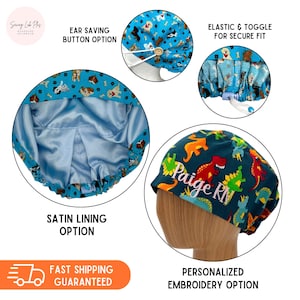 Puede incluir: Una colecci&oacute;n de gorros quir&uacute;rgicos m&eacute;dicos. Uno es azul con ilustraciones de perros, otro es verde azulado con gr&aacute;ficos de dinosaurios y bordados personalizados. Incluye forro de sat&eacute;n, cierre el&aacute;stico y opciones de bot&oacute;n para las orejas.