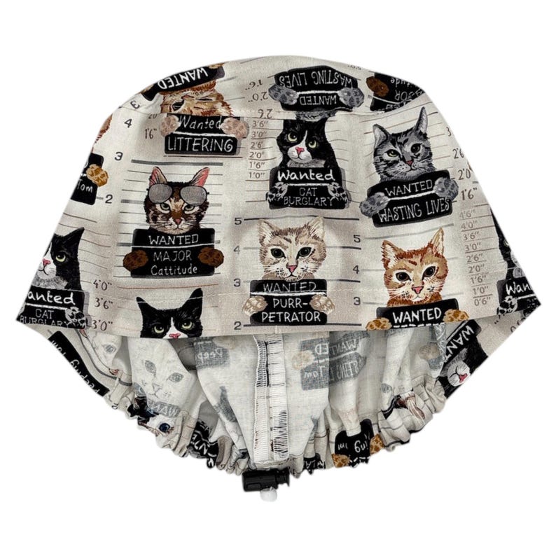 Puede incluir: Un gorro quir&uacute;rgico blanco con un patr&oacute;n repetido de fotos de gatos. Cada gato sostiene un letrero con un crimen humor&iacute;stico, como "Se busca: Robo de gatos" y "Se busca: Desperdiciando vidas."