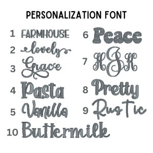 Puede incluir: Un fondo blanco muestra una variedad de fuentes de texto grises etiquetadas del 1 al 10. El texto "PERSONALIZATION FONT" est&aacute; en la parte superior. Las fuentes incluyen "Farmhouse", "lovely", "Grace", "Pasta", "Vanilla", "Peace", "HSH", "Pretty", "Rustic" y "Buttermilk".