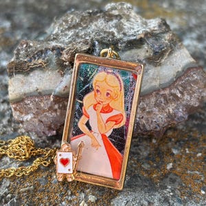 Novidade!! Imagem vintage de Alice no País das Maravilhas em pingente retangular banhado a ouro, pendurado em corrente de ouro 14k.