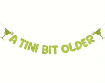 Banner de cumpleaños de A Tini Bit Older Decoración para fiesta de martini Viaje de chicas Hito Martinis y bikinis Espresso Martini Despedida de soltera Fiesta en la piscina DIY